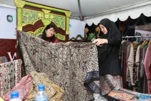 Kolaborasi OJK dan Pemkab Banyuwangi Angkat Literasi Keuangan Lewat Gemerlap Batik Festival 2025