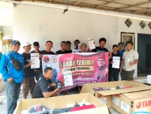 Sonny T Danaparamita Dorong Ekonomi Pesisir, Serahkan 15 Mesin Tempel untuk Nelayan Banyuwangi