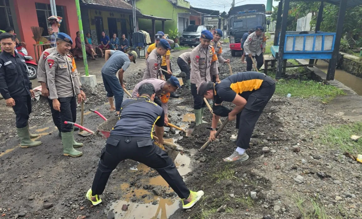 Banjir Muncar Meluas, Polresta Banyuwangi Bersama TNI dan Stakeholder Sigap Evakuasi Warga