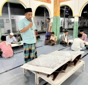 Ramadan di Lapas Banyuwangi, Tadarus Menggunakan Al-Qur’an Raksasa Karya Warga Binaan